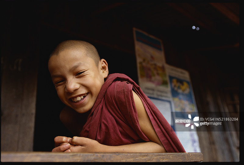 微笑的年轻佛教学生图片素材