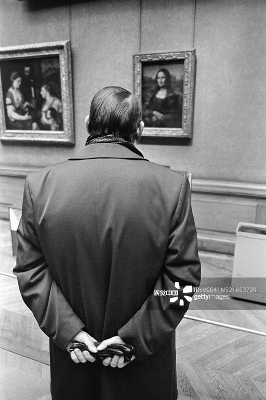 男人看着蒙娜丽莎图片素材