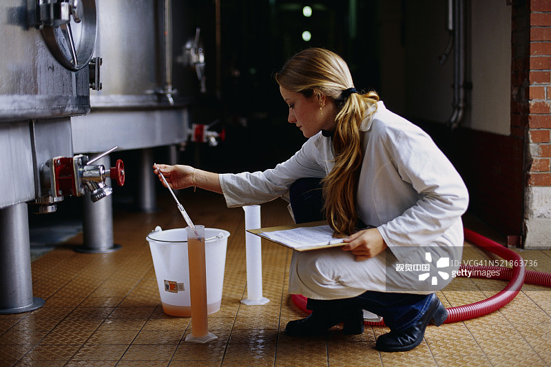 葡萄酒化学师正在检测葡萄汁图片素材