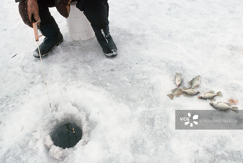 男子冰钓图片素材