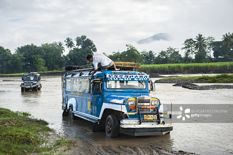 在河里清洗吉普尼图片素材
