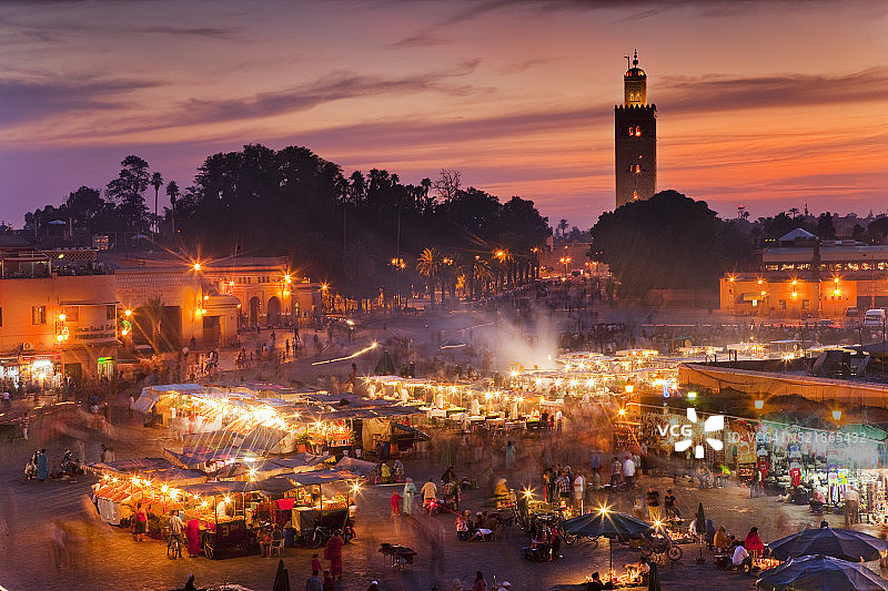 在Place Jema al-Fna的黄昏时分的小贩图片素材