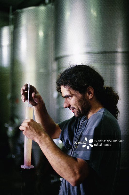 樊尚·皮吉贝品尝葡萄汁图片素材