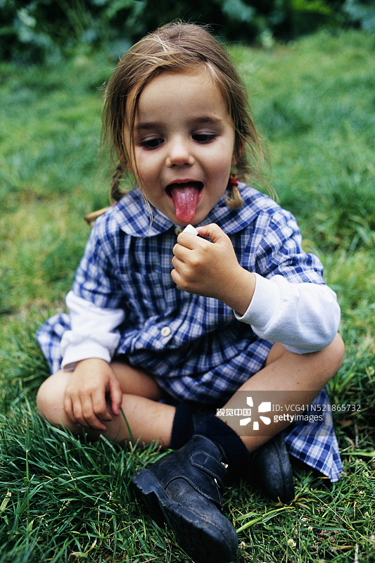 舔方糖的小女孩图片素材
