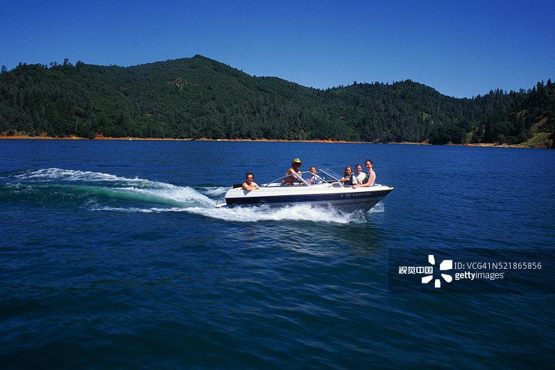沙斯塔湖上的摩托艇图片素材