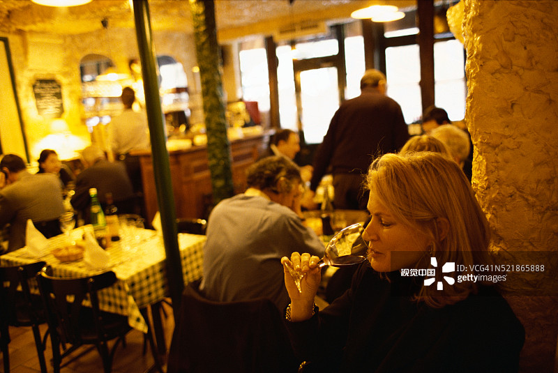 女人喝完一杯酒图片素材