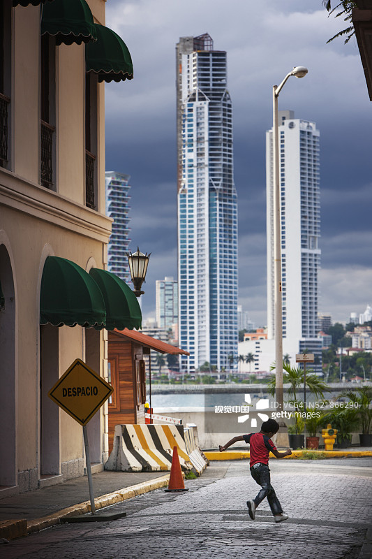 在巴拿马城老城区玩耍的男孩图片素材