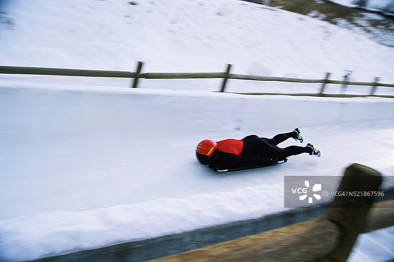 犹他州冬季运动公园的骷髅赛车手图片素材