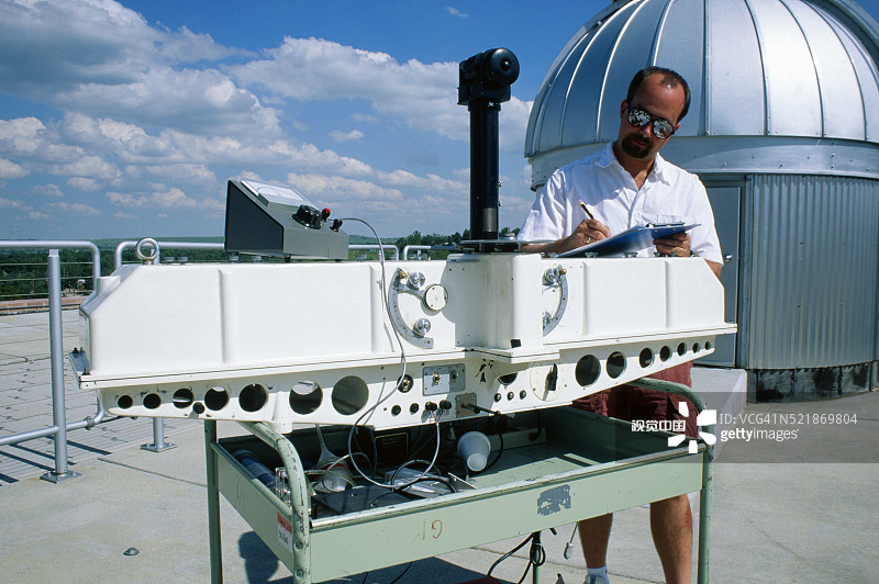 使用多布森分光光度计的大气科学家图片素材
