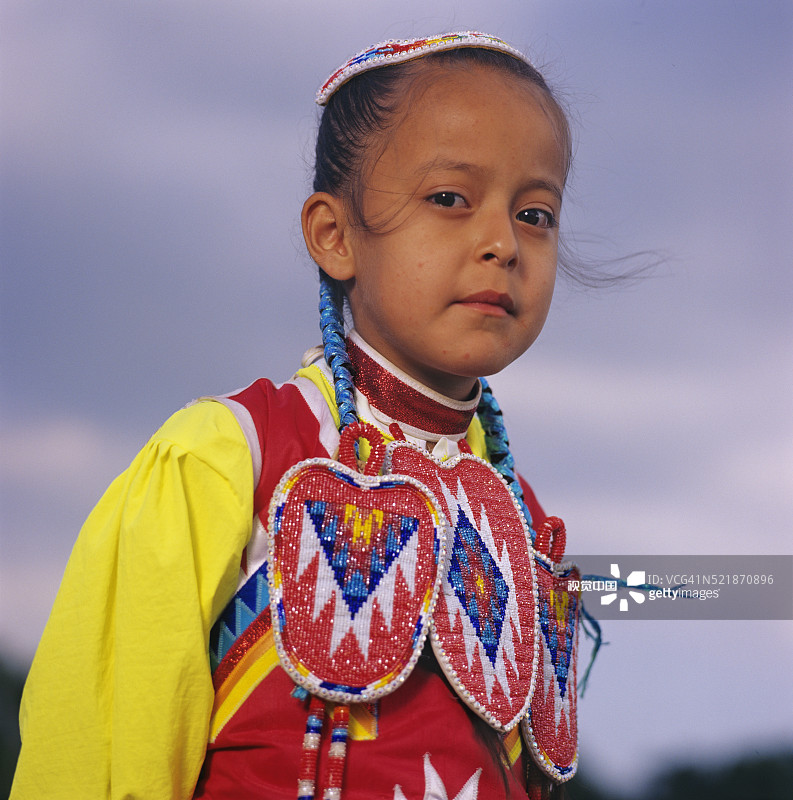 在红土节上的年轻美洲原住民女孩图片素材
