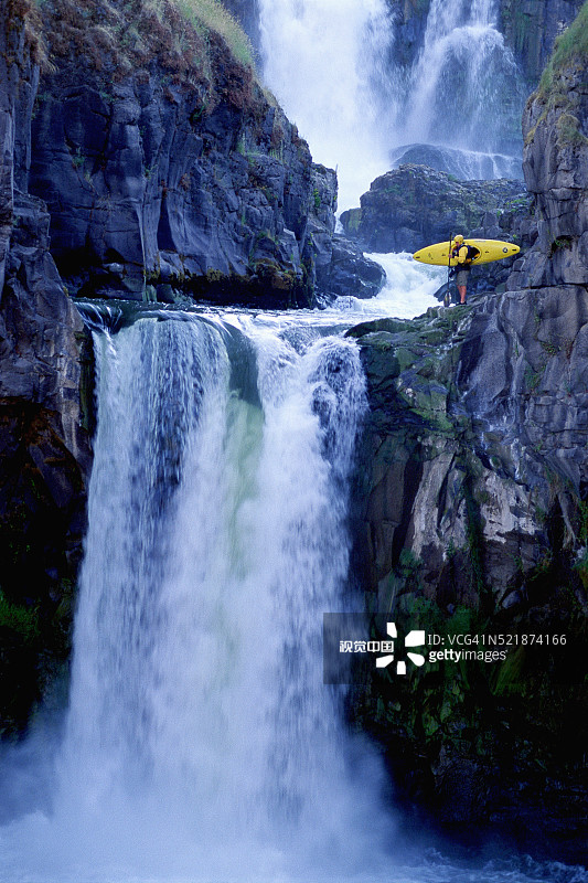 皮划艇运动员约翰·梅茨在俄勒冈州白河上的天堂瀑布上划皮划艇前暂停。图片素材