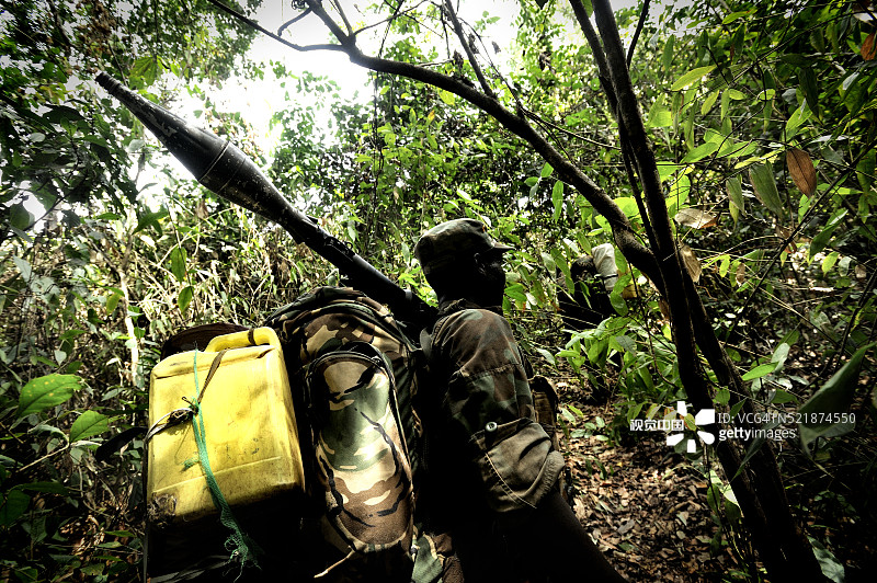 乌干达士兵搜捕“洛 Resistance Army”叛军图片素材