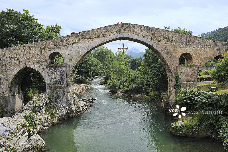 西班牙阿斯图里亚斯康加斯-德奥尼斯：塞拉河上的罗马桥图片素材
