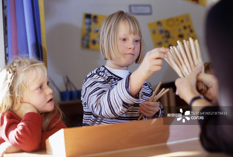 孩子们在幼儿园玩耍图片素材