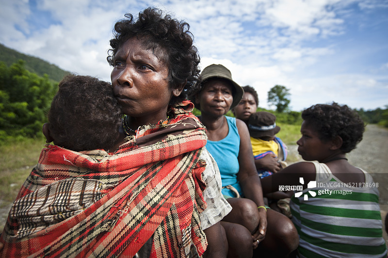 阿格塔妇女乘坐三轮车前往布洛斯河图片素材