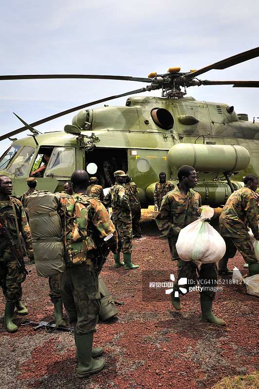 乌干达士兵搜捕“洛 Resistance Army”叛军图片素材