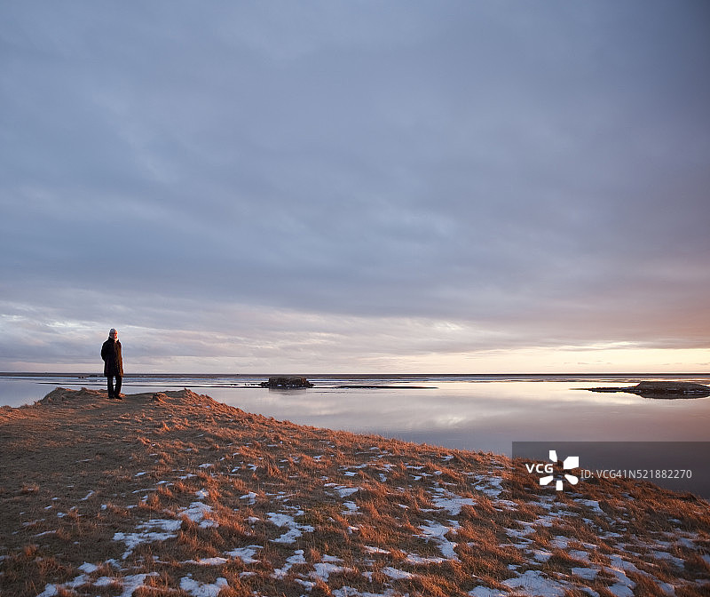 在峡湾边行走的人图片素材