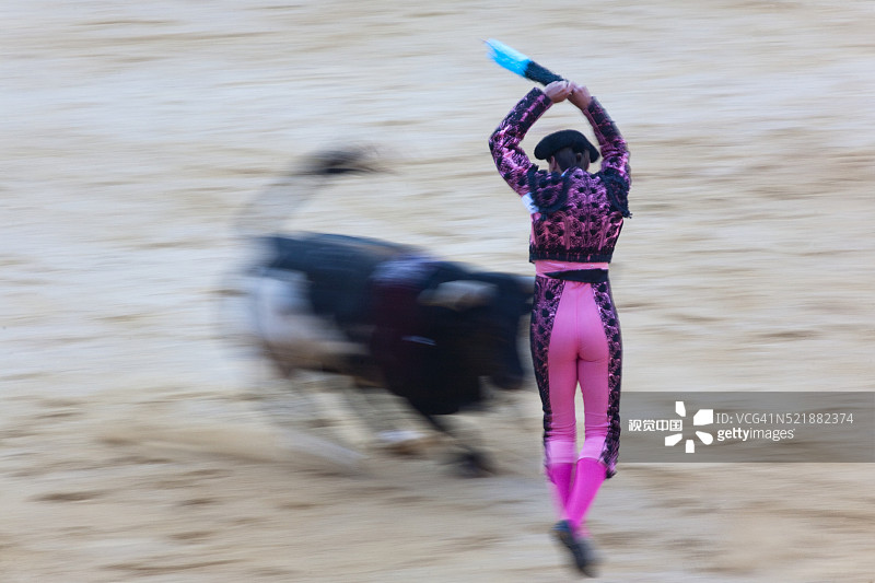 西班牙潘普洛纳圣费尔明节期间的斗牛表演图片素材