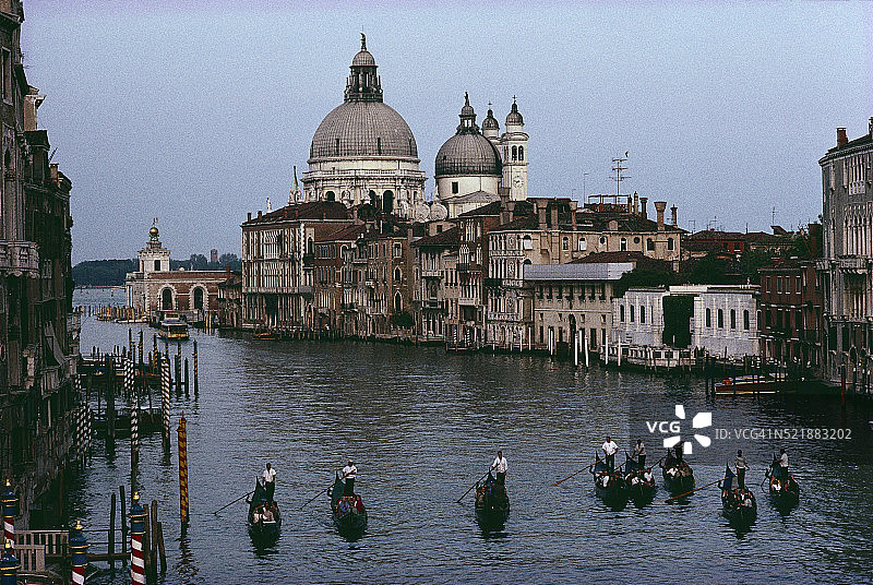 威尼斯大运河上的贡多拉船夫图片素材
