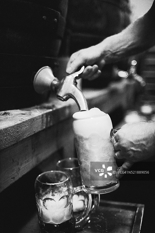 酒桶打啤酒图片素材