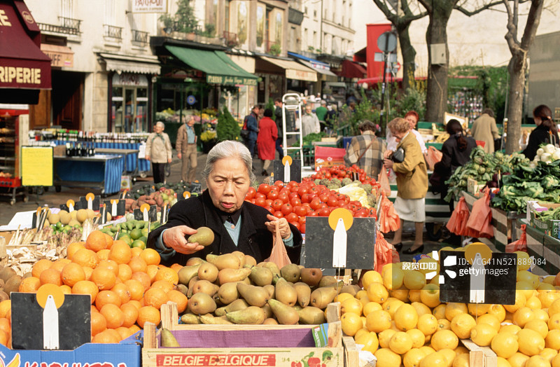 女人在户外市场购物图片素材