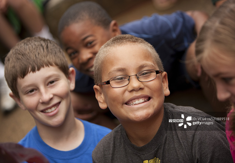 四年级学生图片素材