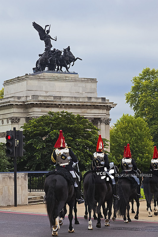 伦敦皇家骑兵卫队和威灵顿拱门图片素材