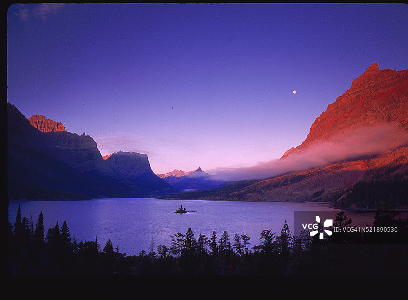 傍晚时分的圣玛丽湖图片素材