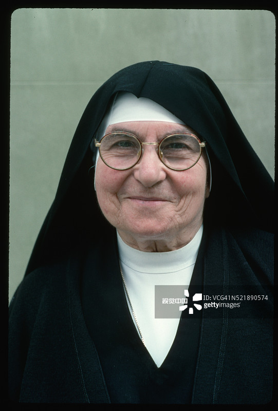 戴眼镜的微笑修女图片素材