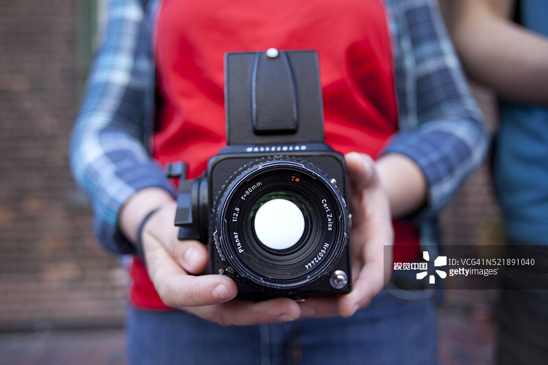 男人拿着旧相机，加拿大多伦多图片素材