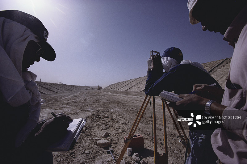 测量员在托什卡运河项目工作图片素材