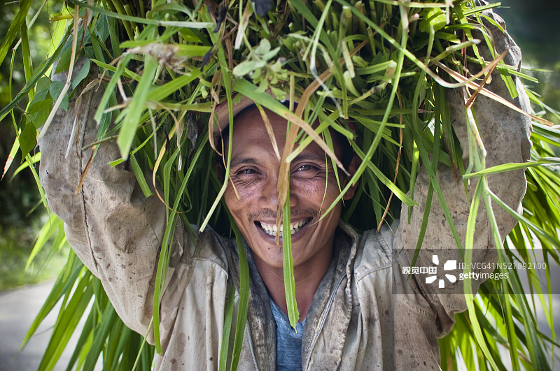男人头顶着草图片素材