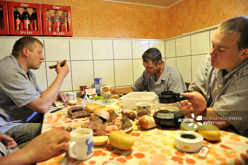 屠夫品尝“阿勒香肠”——黑森州特色美食图片素材