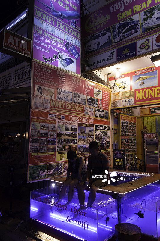 柬埔寨暹粒酒吧街上的足部按摩缸图片素材
