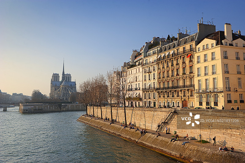 巴黎圣母院与圣路易岛图片素材