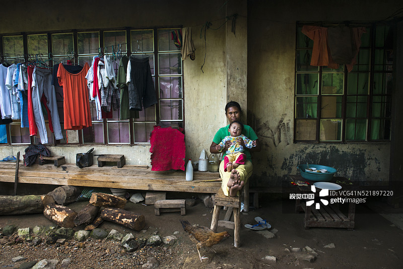 台风过后公共学校避难所中的母子图片素材