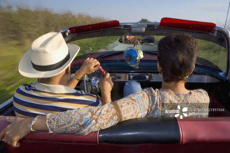 雪佛兰敞篷车乘坐图片素材
