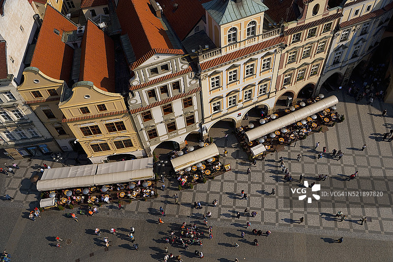 在老城广场上行走和用餐的人们图片素材