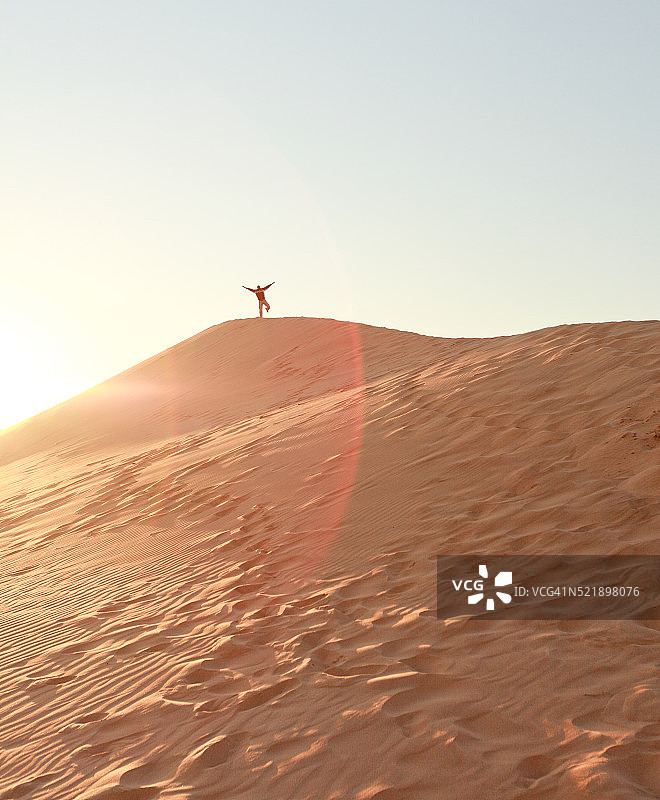 纳米比亚鲸湾沙丘上的快乐的人图片素材