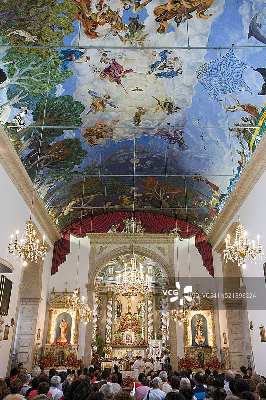 蓬塔德尔加达教堂内纪念守护圣徒的弥撒图片素材