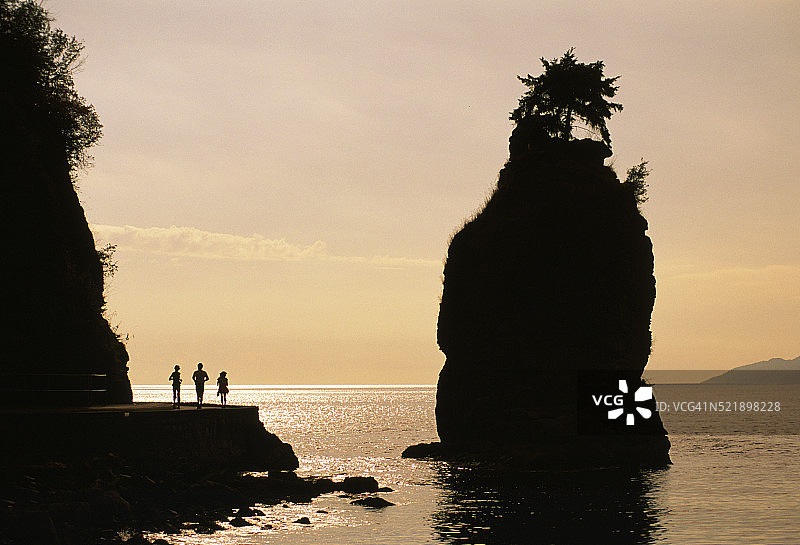 海上堤坝长廊和锡瓦什岩图片素材