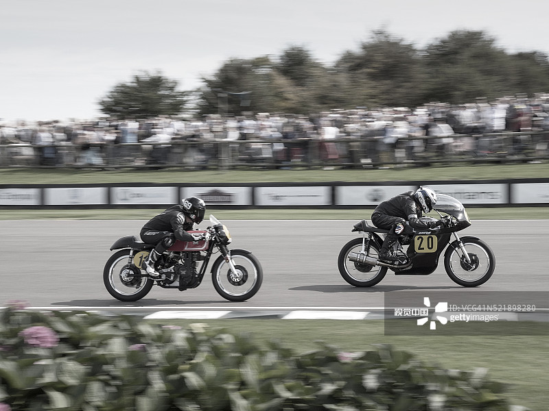 在英国西萨塞克斯郡古德伍德复兴节举行的巴里·希恩纪念赛中，经典摩托车比赛图片素材