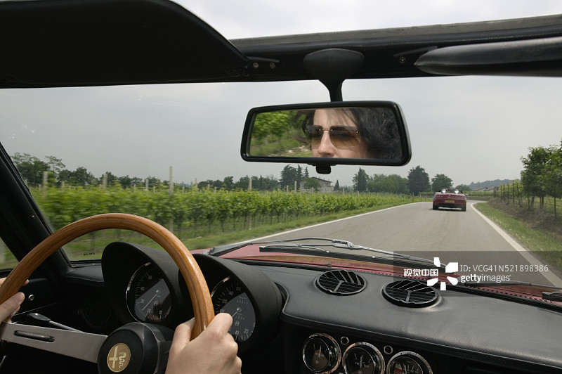 女人开车穿过乡村图片素材