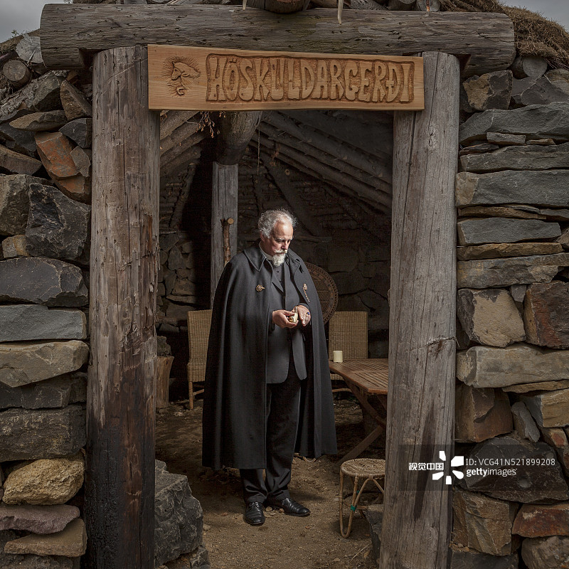 冰岛雷克霍特教堂附近石头草皮屋内的牧师图片素材