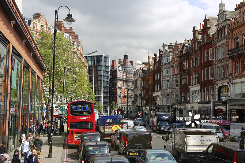 伦敦布朗普顿路近骑士桥地铁站的交通图片素材