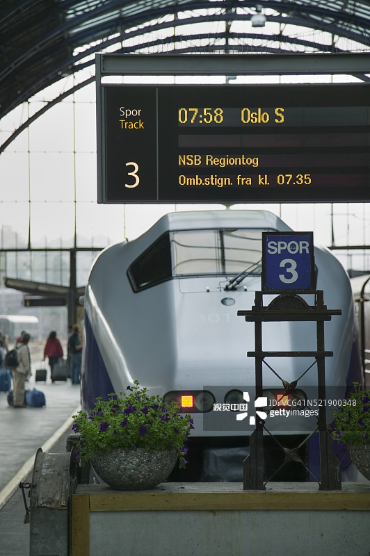 卑尔根火车站的高速列车图片素材