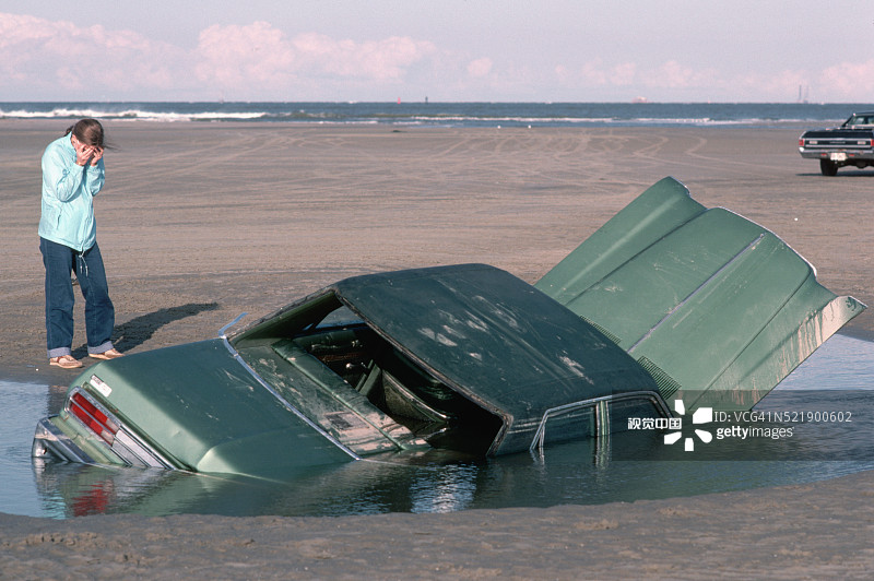 陷在沙子里的汽车图片素材
