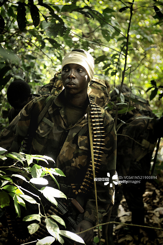 乌干达士兵搜捕“洛 Resistance Army”叛军图片素材