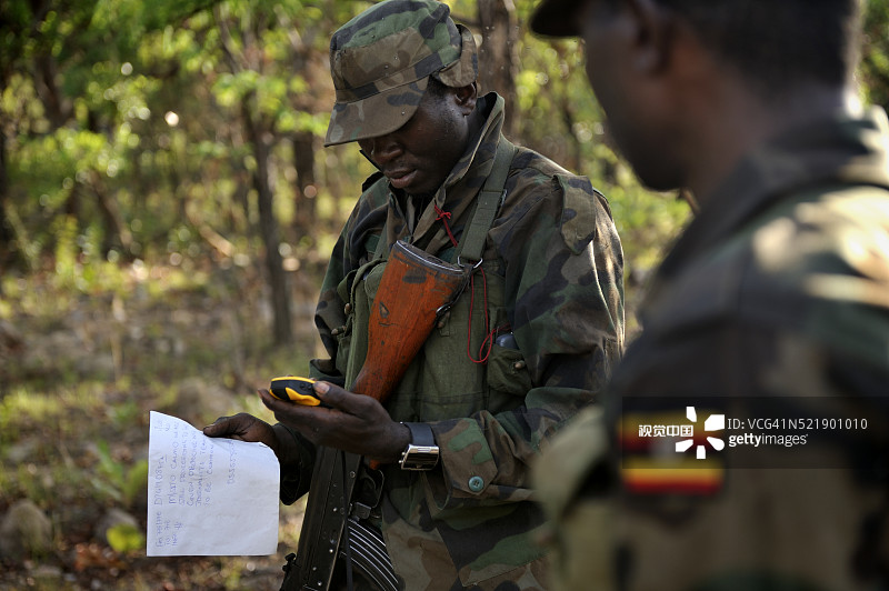 乌干达士兵搜捕“洛 Resistance Army”叛军图片素材