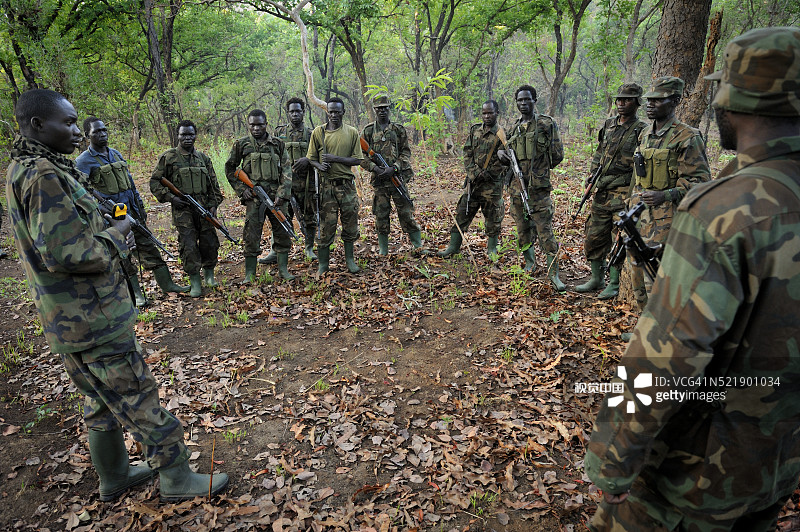 乌干达士兵搜捕“洛 Resistance Army”叛军图片素材